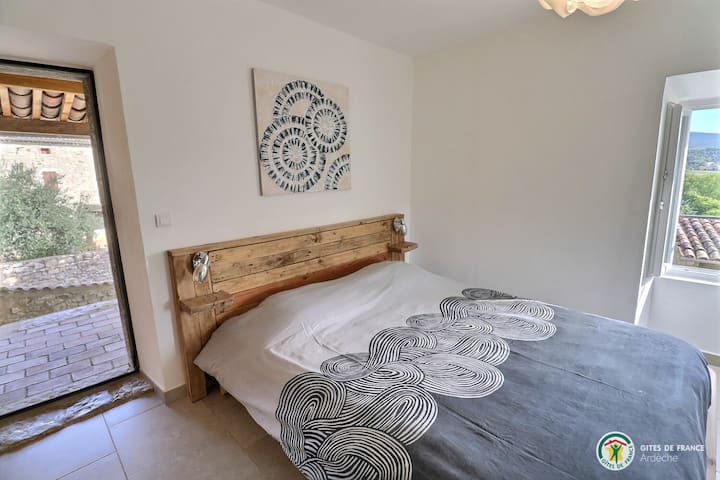 Primer dormitorio en el primer piso. Cama de 160 cm. Acceso a una terraza privada.
