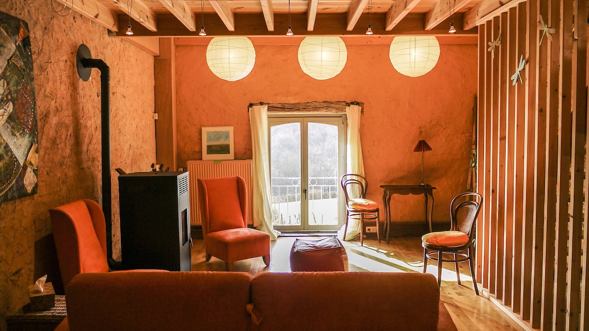 הסלון והנוף של הגבעה המיוערת