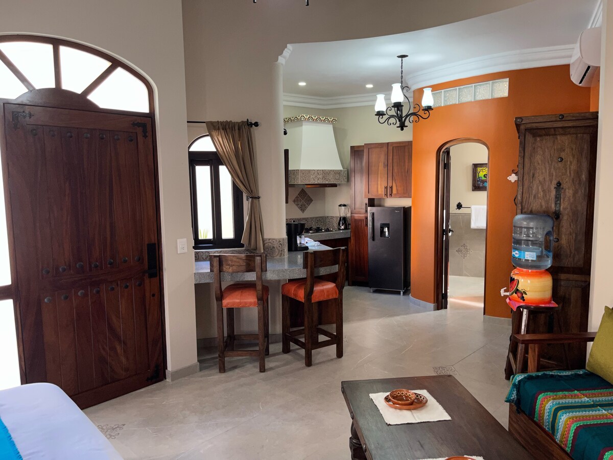 Potpuno opremljena kuhinja.