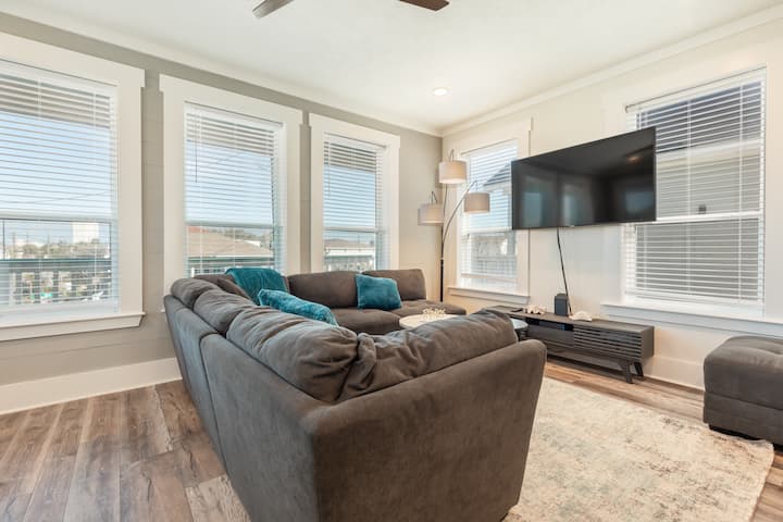 Sandy Aurora - Water Views From Side Decks! - Galveston, TX