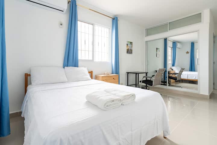 toallas de baño, almohadas y ropa de cama, manta adicional en closet para ropas
