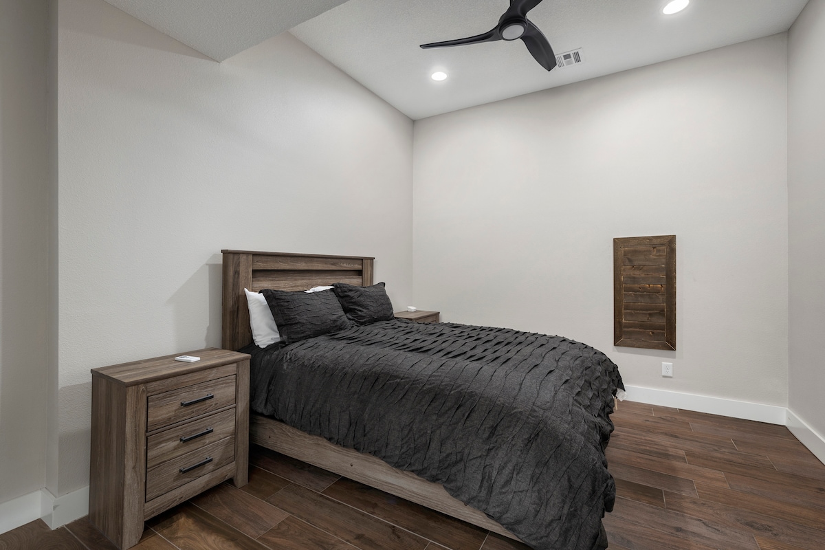 غرفة نوم في الطابق السفلي. سرير بحجم كوين. ينام 2. لدينا أيضًا مرتبة أرضية يمكن أن ينام عليها طفل إضافي!