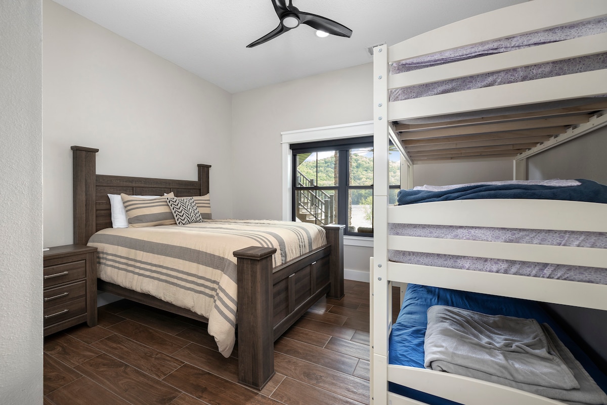 الطابق السفلي، غرفة نوم مطلة على البحيرة. سرير كبير بسرير ثلاثي بطابقين. يتسع لـ 5 أشخاص.