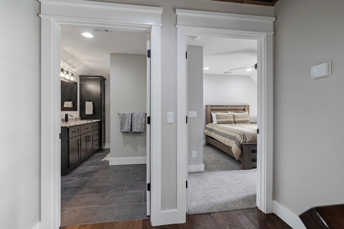 حمام من الطابق الثالث بجوار غرفة النوم.