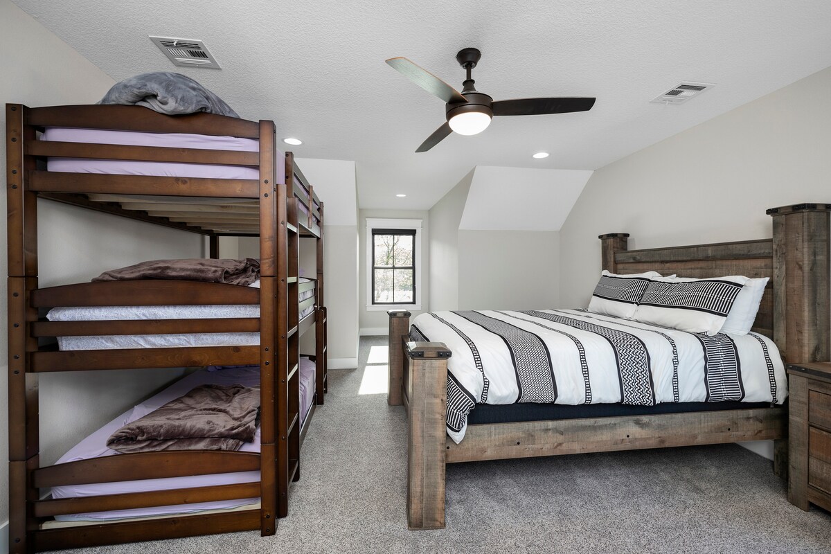 الطابق الثالث، غرفة نوم مطلة على البحيرة. سرير كبير بسرير ثلاثي بطابقين. يتسع لـ 5 أشخاص.