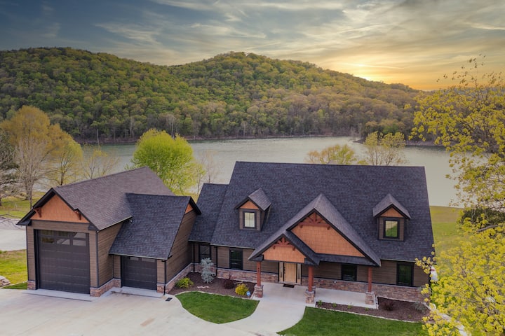 Luxury Lakefront 6 BR Dream Home on Tablerock Lake