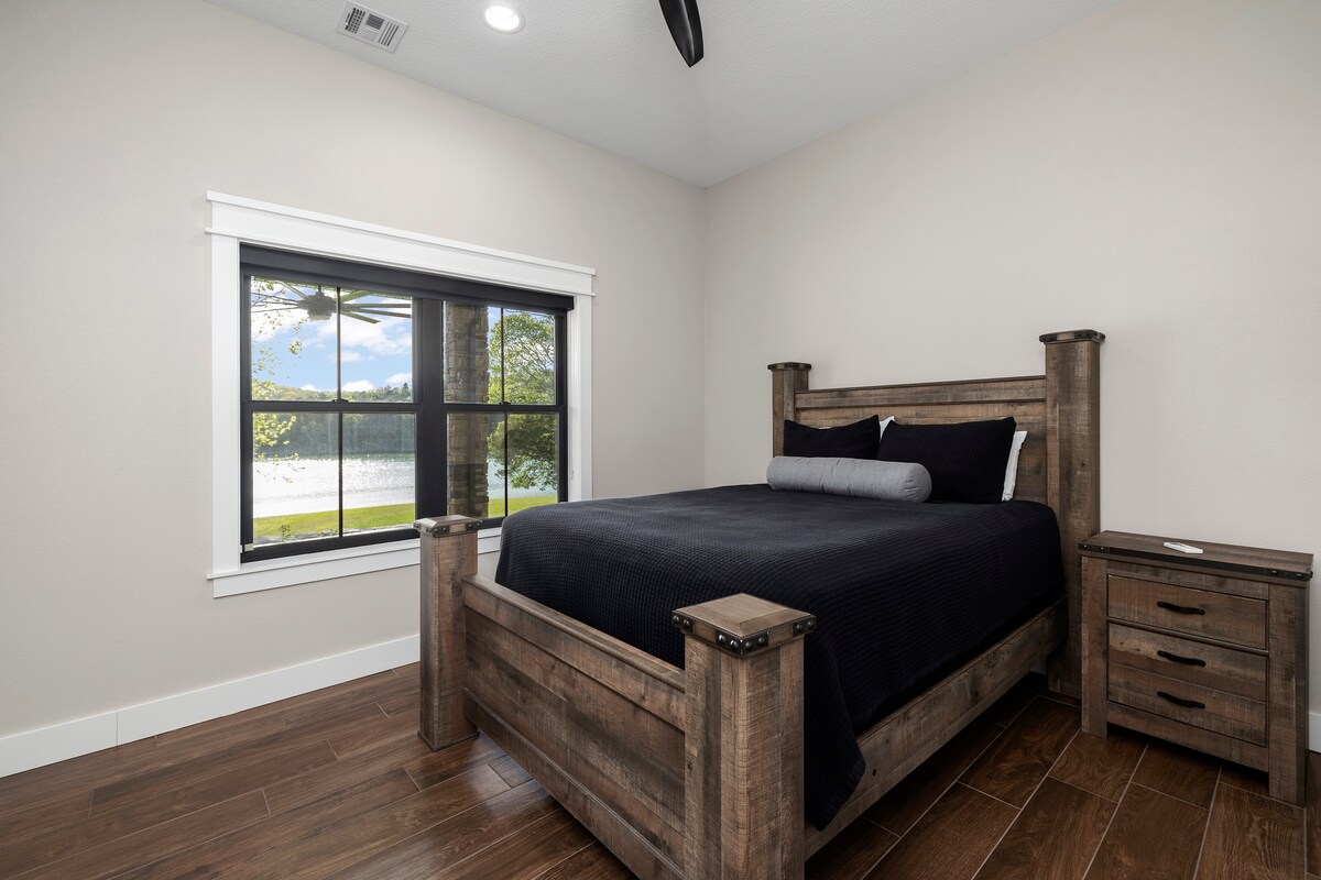 غرفة نوم في الطابق السفلي، إطلالة على البحيرة. سرير بحجم كوين. يتسع لنوم شخصين. فراش أرضي إضافي أيضًا إذا لزم الأمر!