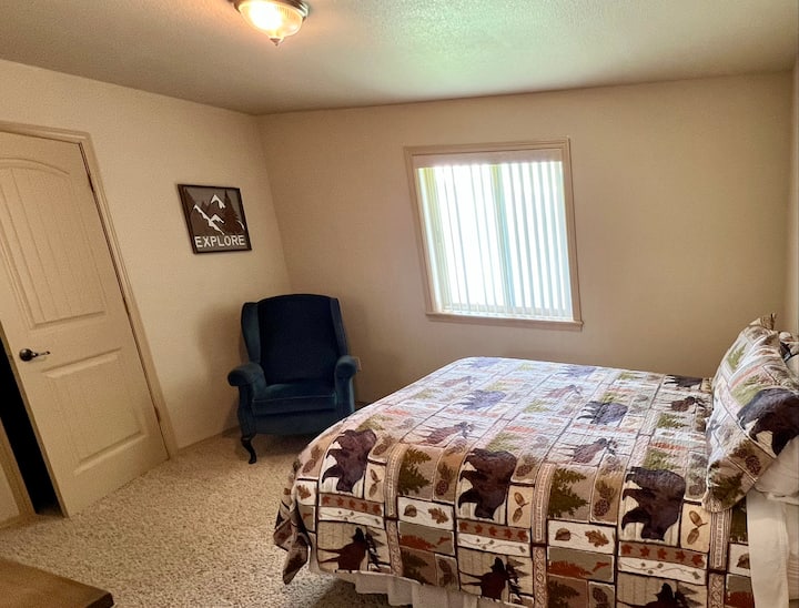 4号卧室：标准双人床和宽敞的衣柜。