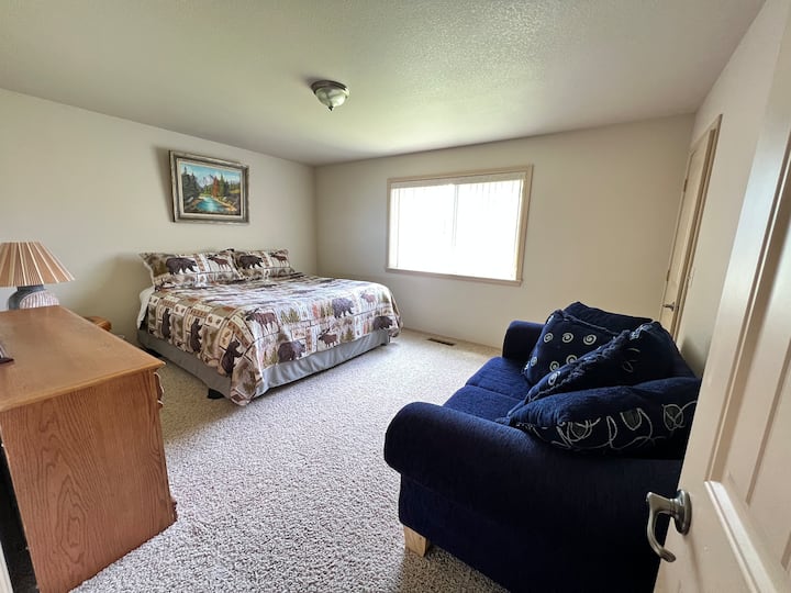 3号卧室：宽敞的加大双人床卧室，配有双人沙发和步入式衣橱