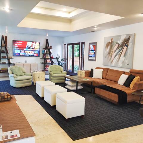 Skyhill Oasis with Hot Tub – Walk to Universal gallery image 2