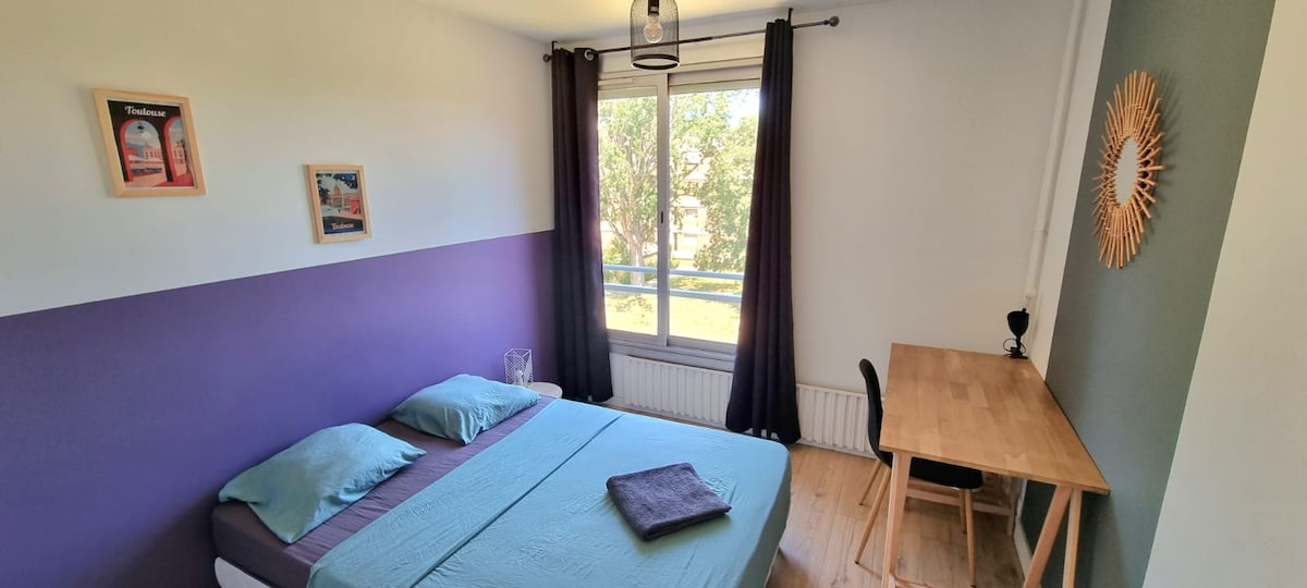 ห้องนอน 3 อุปกรณ์ครบครัน: ผ้าปูที่นอนและผ้าเช็ดตัวโต๊ะทำงานตู้เสื้อผ้า