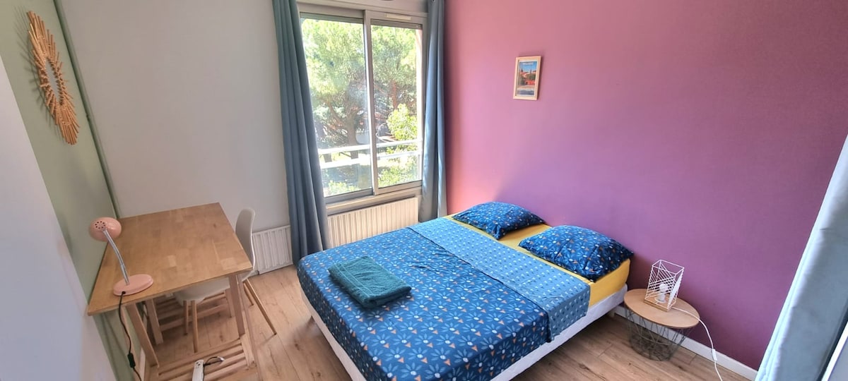 ห้องนอน 2 อุปกรณ์ครบครัน: ผ้าปูที่นอนและผ้าเช็ดตัวโต๊ะทำงานตู้เสื้อผ้า