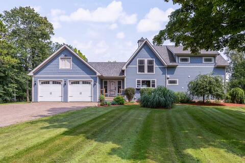Beautiful post & beam lakefront getaway