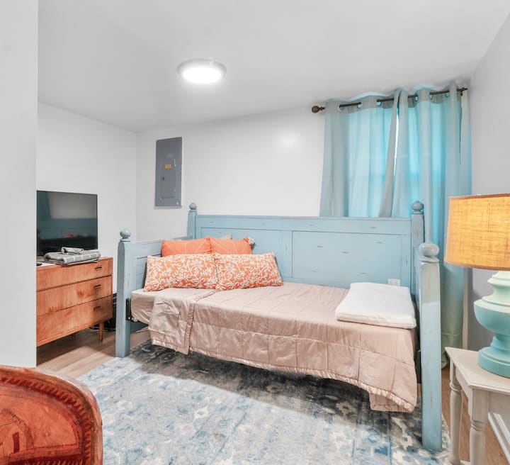 Spálňa 2. Samostatná posteľ. Televízor Roku