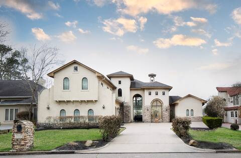 Spacious 5-bedroom waterfront lake house with pool