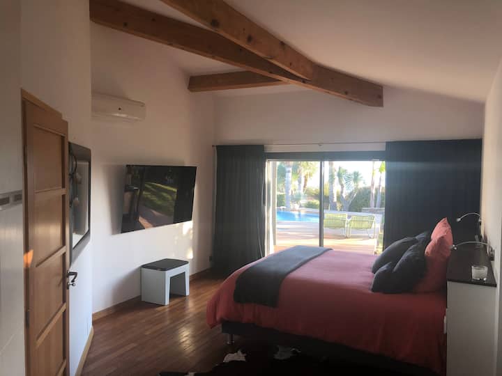 Მშობლების ოთახი პირდაპირი წვდომით აუზსა და ბაღზე 