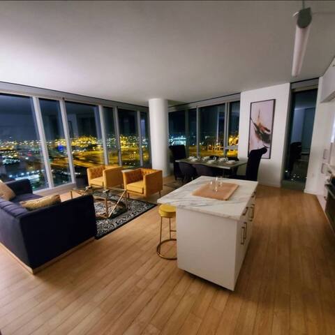 Luxury Apartment King Bed & Excellent Views gallery image 3