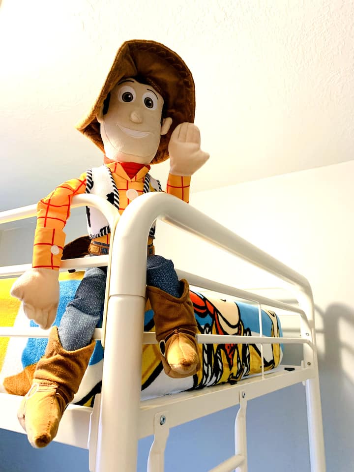 "A Disney Dream Playhouse "/ เตียงใหญ่พร้อมเตียงสองชั้นเดี่ยว/ของเล่น/เกม/ห้องสมุด/ห้องนอนที่ 3