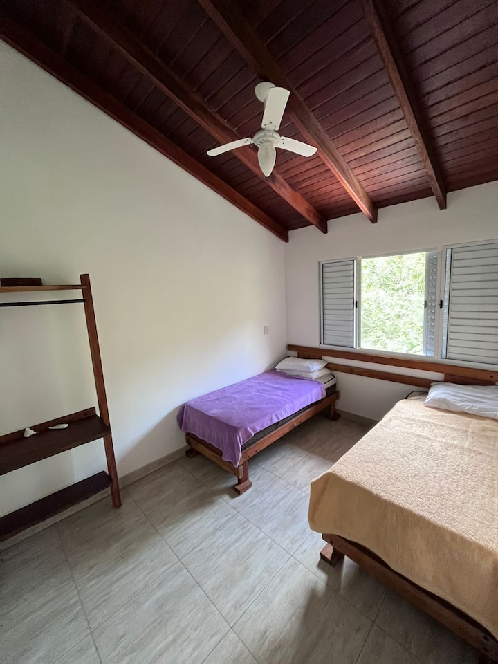 Habitación 2 con dos camas dobles.