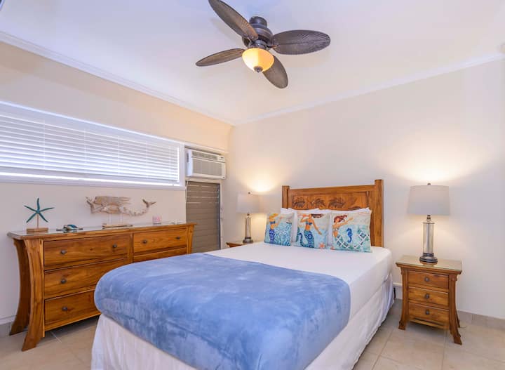 להירגע ולהתרענן עם מזרן קווין סייז חדש, מאוורר תקרה גדול ומזגן מותקן על הקיר בחדר השינה