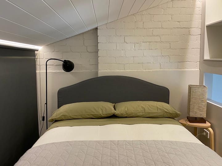 Cama de dos plazas en el loft