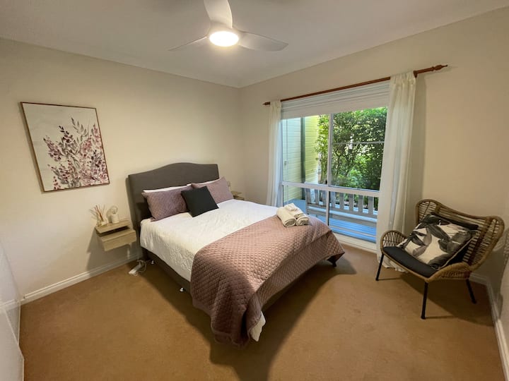 卧室2.双人床，前花园美丽的景色、风扇、镜子和椅子