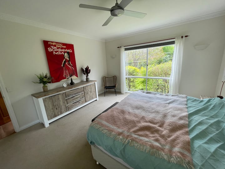 卧室1.空间宽敞，加大双人床，套房，前花园美景，空调和风扇，镜子，椅子和长凳