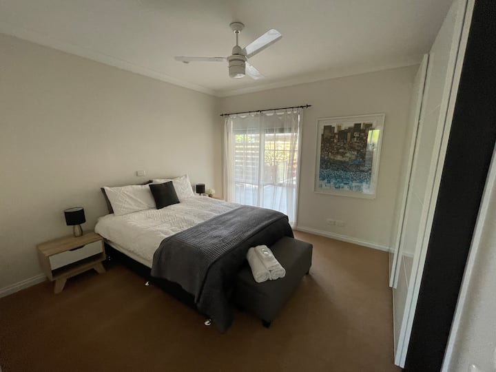 卧室3.标准双人床，可欣赏到露台、风扇、镜子和长凳的美景