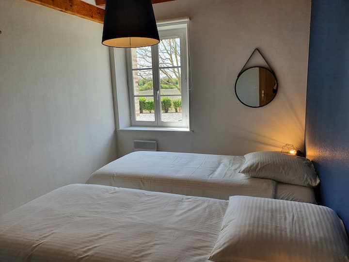 Საძინებელი ორი ერთადგილიანი საწოლით