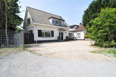 Spacious villa w/ jacuzzi, 10 minutes from beach