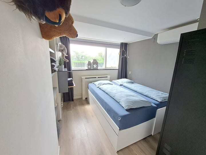 Cama doble. Puedes cambiarlo por una cama individual. Aire acondicionado incluido.