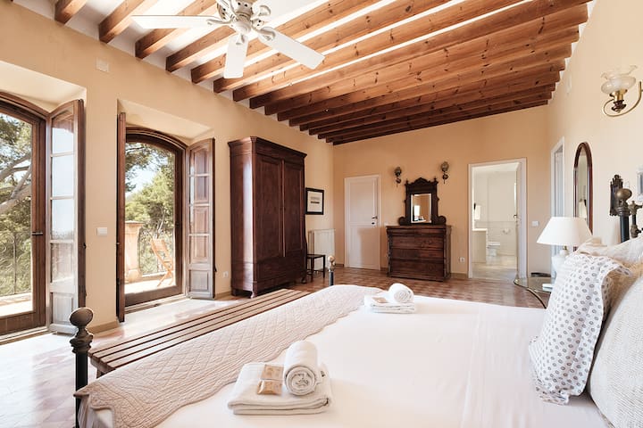 Spectacular 5 bedroom Villa with gardens & pools gallery image 4