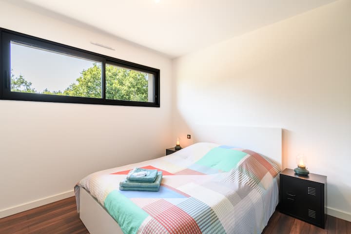 Primer dormitorio con cama doble, sábanas y toallas incluidas
Armario con vestidor