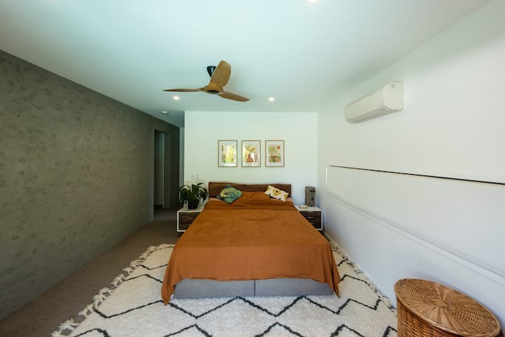 Master bedroom with ensuite  - luxurious Tempur King size bed