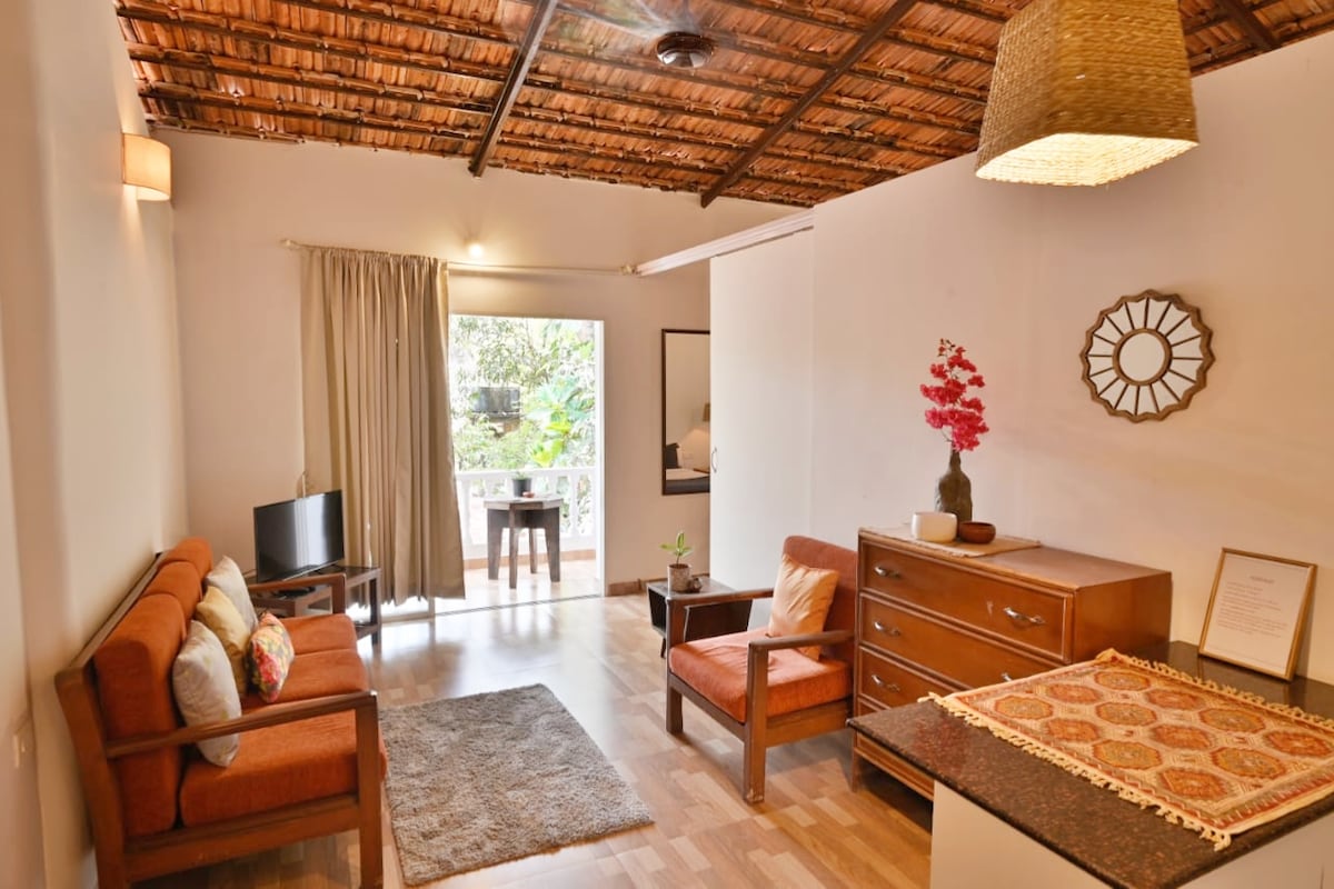 Lavish Studio with a pool, near Candolim Beach