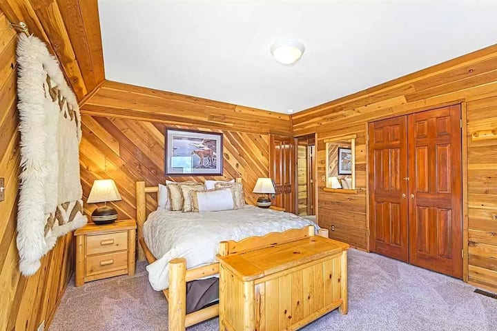 The Cougar Room - Queen bed, ski run views, shared full bath