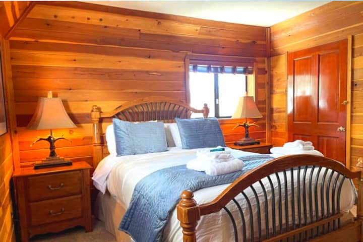 The Wolf Room - Queen bed, ski run views, shared full bath