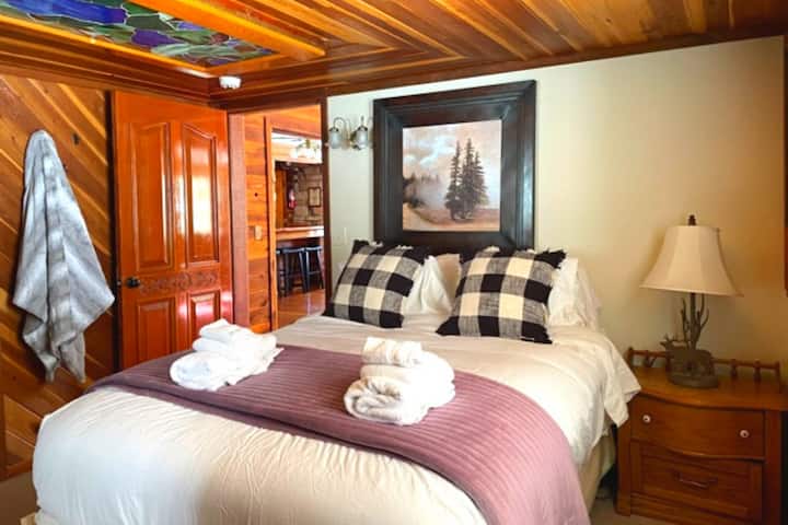 The Owl Suite - Queen bed, full bath