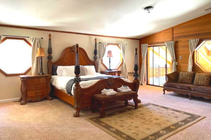 The Bear Suite - King bed, full bath, private fireplace and ski run views
