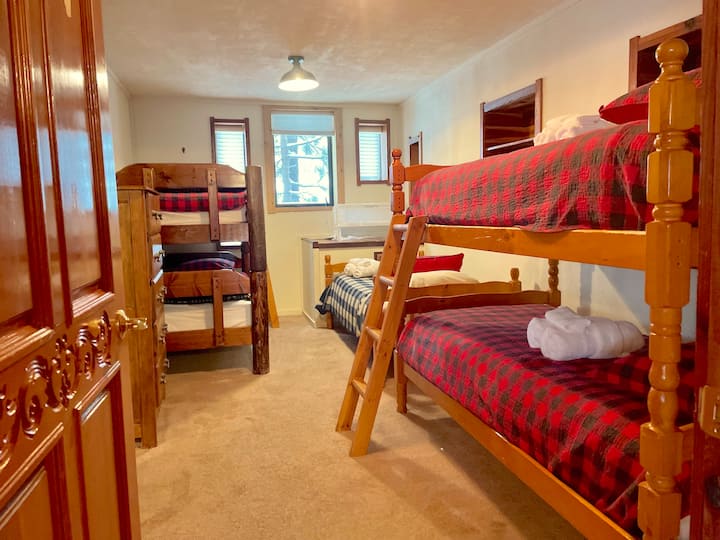 The Rabbit Room - 5 mattresses on 2 bunk beds and one single "buddy room" style