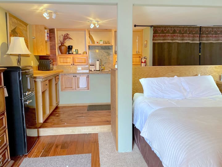 Studio - Queen bed, TV, workstation, mini fridge, toaster oven, sink, private bathroom