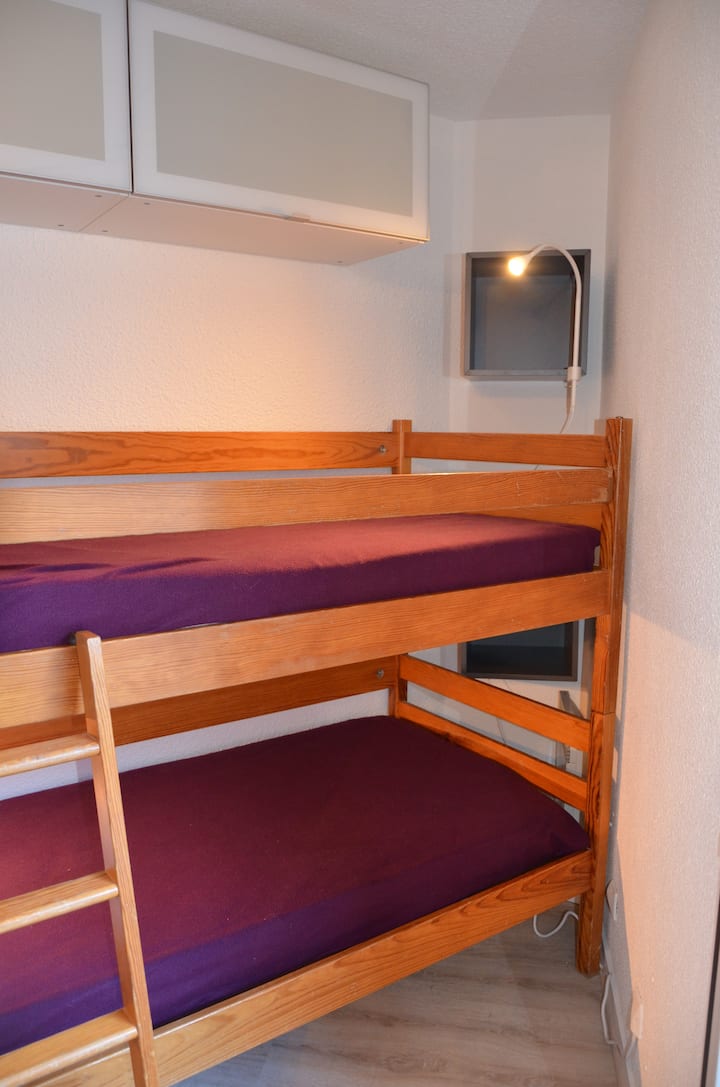 Alcove yenye vitanda 2 vya ghorofa na hifadhi
