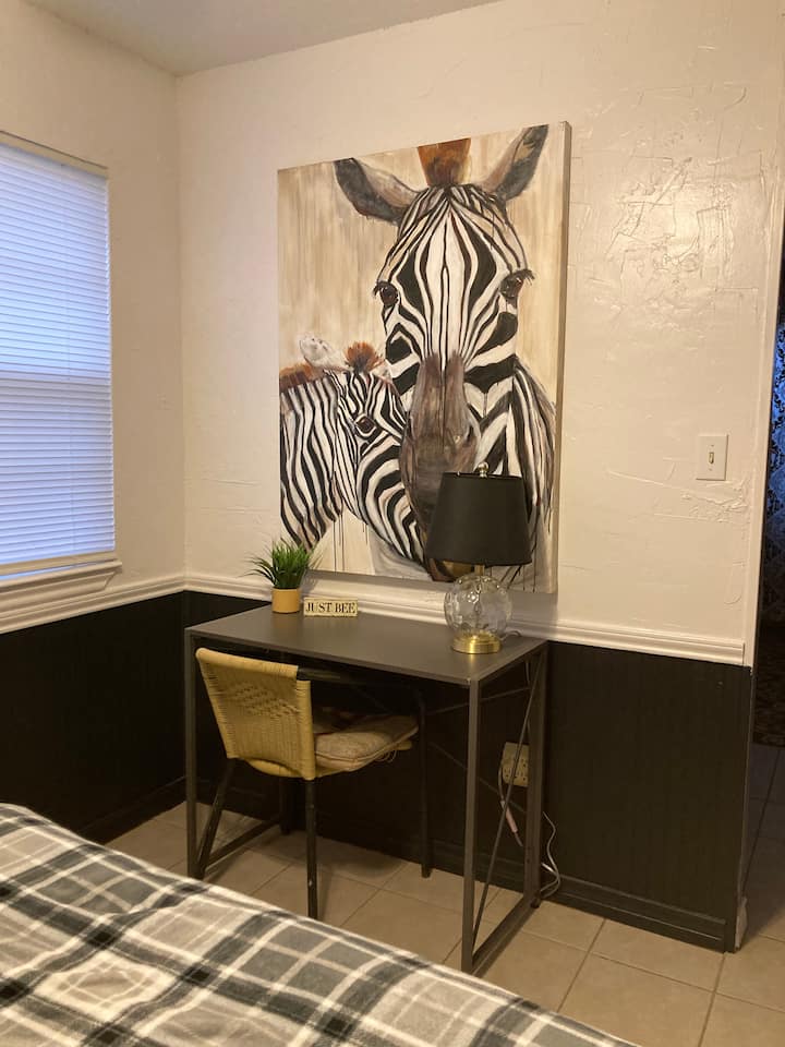 Работно бюро и зона за компютър.