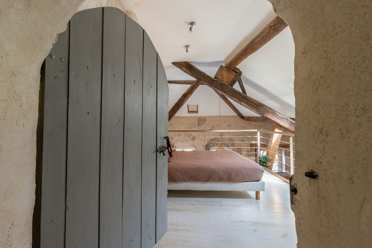 ห้องนอนชั้นลอยเหนือห้องนั่งเล่น