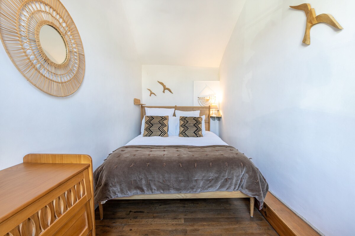 ห้องนอนเดี่ยวพร้อมเตียงคู่