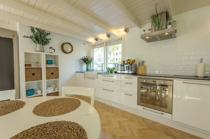 Houseboat near city center gallery image 2