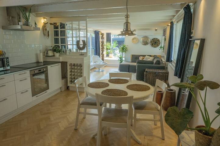 Houseboat near city center gallery image 4