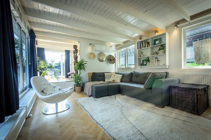 Houseboat near city center gallery image 3