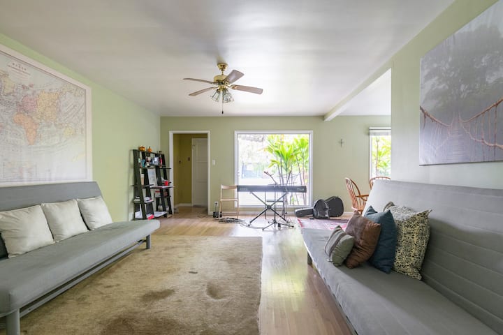 Large private room close to LAX (shared bath)