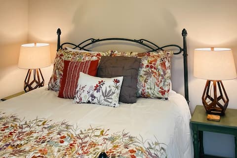 Garden Cottage Charm Privacy Near Hbg/York/Hershey